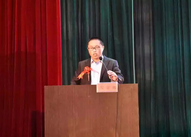 閆傳偉受邀參加母校25周年校慶典禮，代表數(shù)十萬畢業(yè)生進(jìn)行發(fā)言